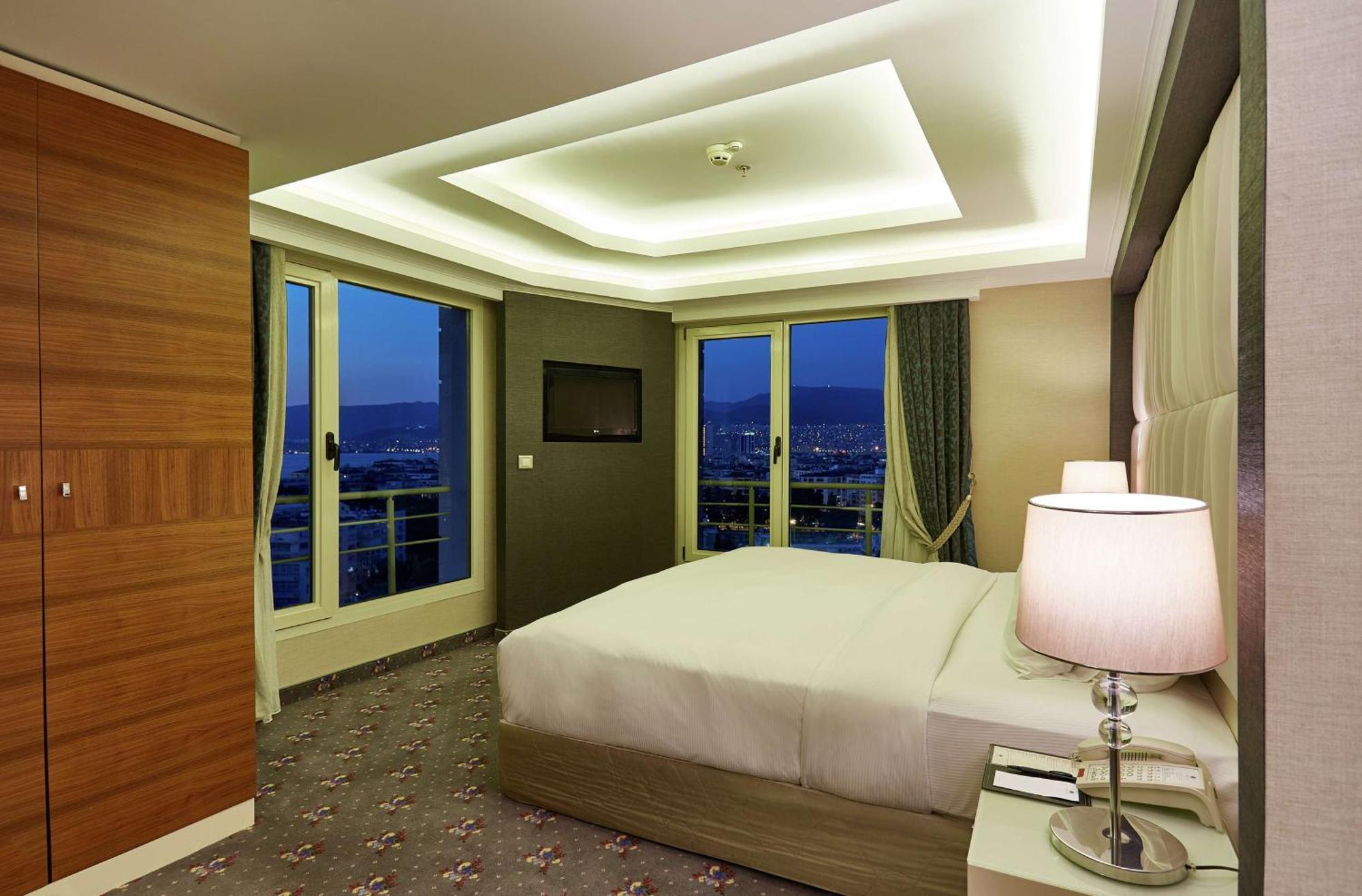 Doubletree By Hilton Izmir - Alsancak Hotel Bagian luar foto