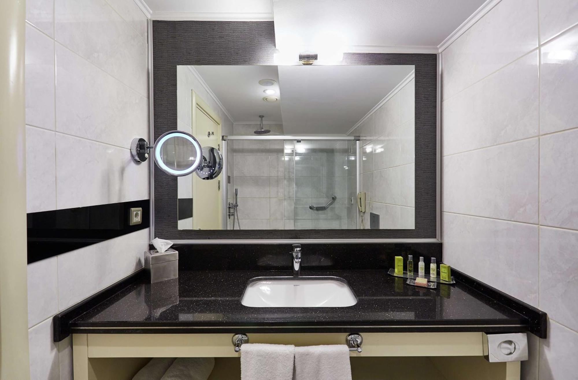 Doubletree By Hilton Izmir - Alsancak Hotel Bagian luar foto