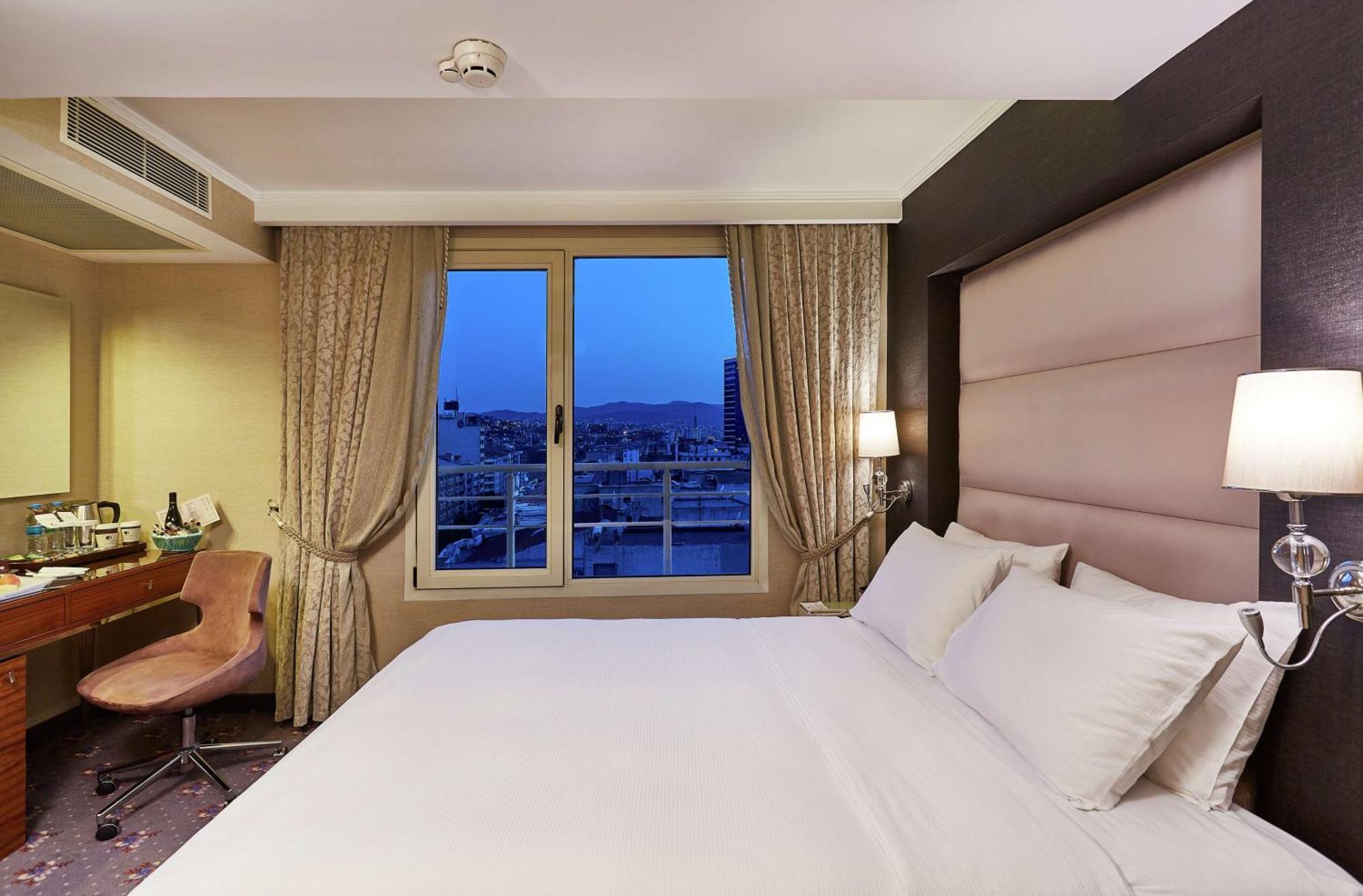 Doubletree By Hilton Izmir - Alsancak Hotel Bagian luar foto